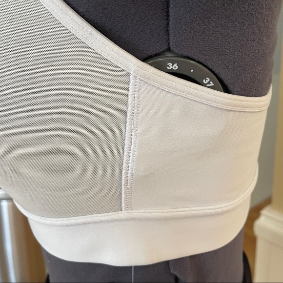 New Under Armour Sports Bra Adjustable Cross Straps LARGE Medium Support NWT - Picture 7 of 9